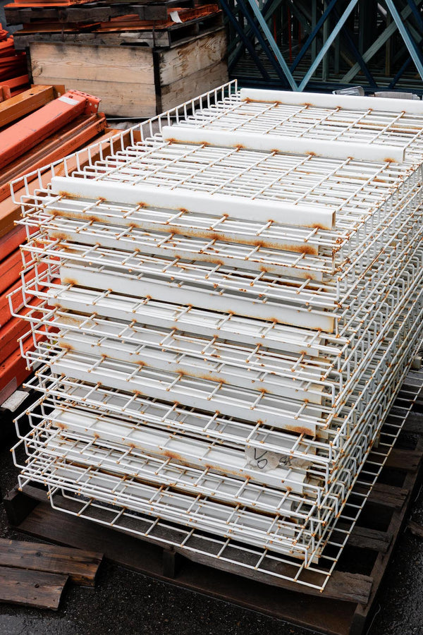 Why Use Warehouse Bin Storage vs. Pallet Rack Wire Decking